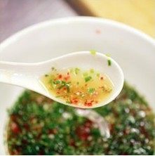 海螯虾刺生配越南辣汁,酱汁制作:将60克糖,20克鱼露,15克生抽和少许香菜叶加入,拌匀即可