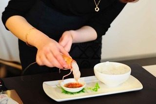 海螯虾刺生配越南辣汁,最后将螯虾去壳,蘸上小酸,小甜,小辣的酱汁。开始享受美味吧