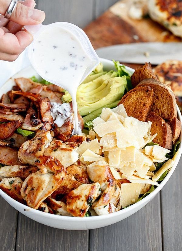 酪梨鸡肉 Caesar Salad,食材加工完毕后就该组合装盘了。生菜垫底，然后分不同区域摆放上鸡肉、培根、鸡蛋、<a style='color:red;display:inline-block;' href='/shicai/ 2158'>酪梨</a>、烤好的面包，以及巴马臣芝士碎。享用之前淋上<a style='color:red;display:inline-block;' href='/shicai/ 4856'>沙拉酱</a>，把食材混拌一下就算大功告成！