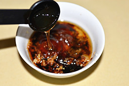 烤蒜香骨 ,调料碗中，依次加入蒜蓉，<a style='color:red;display:inline-block;' href='/shicai/ 788'>生抽</a>，<a style='color:red;display:inline-block;' href='/shicai/ 721'>蚝油</a>，<a style='color:red;display:inline-block;' href='/shicai/ 46553'>蕃茄酱</a>，<a style='color:red;display:inline-block;' href='/shicai/ 865'>蜂蜜</a>，<a style='color:red;display:inline-block;' href='/shicai/ 847'>香油</a>，盐和<a style='color:red;display:inline-block;' href='/shicai/ 134340'>黑胡椒粉</a>。