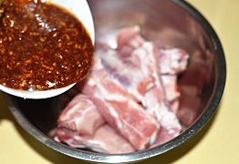 烤蒜香骨 ,搅拌均匀后倒入<a style='color:red;display:inline-block;' href='/shicai/ 959'>肋排</a>中。