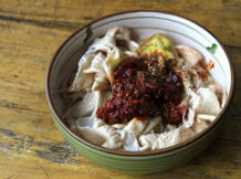粉蒸肥肠,切小段，加入豆瓣酱、高度白酒、腐乳红油、<a style='color:red;display:inline-block;' href='/shicai/ 851'>橄榄油</a>、花椒末、胡椒末，<a style='color:red;display:inline-block;' href='/shicai/ 2802'>老姜</a>切片也放入；