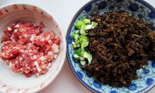 梅菜肉末,<a style='color:red;display:inline-block;' href='/shicai/ 9565'>梅菜</a>提前用温水泡1小时,洗净后用手沥干水分待用