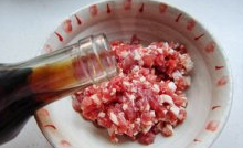 梅菜肉末,猪肉馅用<a style='color:red;display:inline-block;' href='/shicai/ 718'>料酒</a>、<a style='color:red;display:inline-block;' href='/shicai/ 788'><a style='color:red;display:inline-block;' href='/shicai/ 788'>生抽</a></a>、<a style='color:red;display:inline-block;' href='/shicai/ 762'><a style='color:red;display:inline-block;' href='/shicai/ 762'>老抽</a></a>、<a style='color:red;display:inline-block;' href='/shicai/ 10588'><a style='color:red;display:inline-block;' href='/shicai/ 10588'>糖</a></a>腌制10分钟
