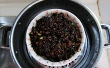 梅菜肉末,炒制大约十分钟左右,盛入大碗内,上锅蒸制30分钟即可出锅。