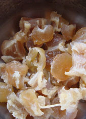 山药红枣牛腩煲,将压烂的牛筋和泡水三遍祛血水的<a style='color:red;display:inline-block;' href='/shicai/ 218'>牛腩</a>一起入锅炒,倒入黄酒(可加入月桂叶)