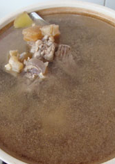 山药红枣牛腩煲,煮开后的牛腩牛筋放入煲锅,慢火细炖至少2个小时。