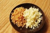 蒜香烤翅,蒜切碎,一半用油炒到金黄色,备用。生蒜,熟蒜各一半。(广东叫金银蒜,拌在一起加豉油拿来蒸扇贝啊,丝瓜什么的都好吃。)加上蒜粉一起用,整个<a style='color:red;display:inline-block;' href='/shicai/ 96'>鸡翅</a>的风味会更浓郁。每次可以多炸一点放冰箱。