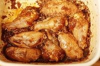 蒜香烤翅,鸡翅放在清水中浸泡2个小时去除腥味。控干水后,全部调料加入鸡翅中,拌匀,腌制一个晚上。(我喜欢重色的肉类,总觉得太淡没有食欲,不喜欢的可以减少<a style='color:red;display:inline-block;' href='/shicai/ 762'>老抽</a>的份量或者不加。)