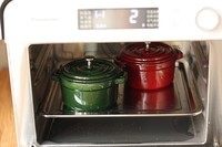 蒸水蛋,盖上盖子,放入烤箱下层。选择【电脑程序 2 蒸蛋】,按下开始键。自动程序的话是12分钟。要是到时间你打开蛋还欠一点,就再加时。正常玻璃陶瓷容器是足够了。