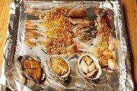 桑拿菜,虾和鲍鱼浇上点蒸鱼豉油，撒上金蒜，一起蒸8-10分钟。