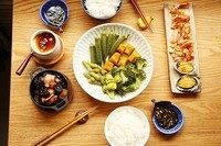 桑拿菜,菜分门别类的放进盘子里，看起更有食欲更显丰盛！开饭！！