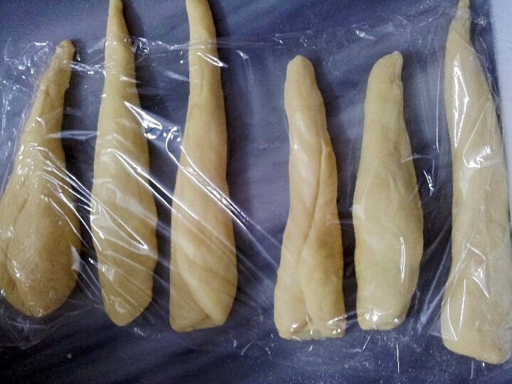 奶油卷,将一头搓细长后,擀薄约20Cm长