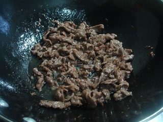 锅仔烧汁蘑菇,锅里放油,七成热时放入牛肉大火滑至变色盛出备用。