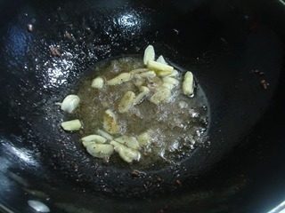 锅仔烧汁蘑菇,锅里放油,放入蒜片和黑胡椒炒香。