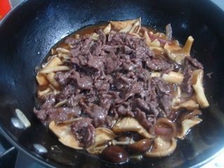 锅仔烧汁蘑菇,倒入牛肉,调入少许<a style='color:red;display:inline-block;' href='/shicai/ 762'>老抽</a>炒匀。