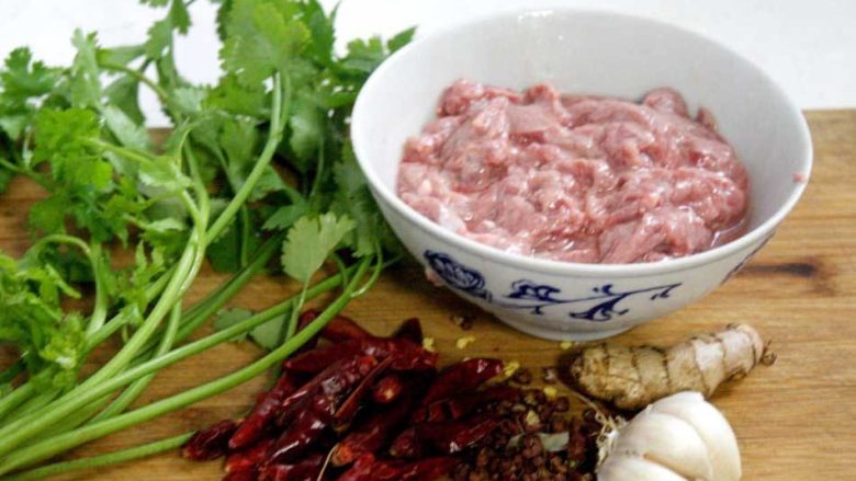 清爽版水煮牛肉,将<a style='color:red;display:inline-block;' href='/shicai/ 973'>牛里脊</a>逆着纹理切成薄片，然后放淀粉、花生油、盐抓匀，腌制60分钟以上，然后倒掉溢出的血水。<a style='color:red;display:inline-block;' href='/shicai/ 86474'>干辣椒</a>切丁，<a style='color:red;display:inline-block;' href='/shicai/ 37'>姜</a>蒜切片，<a style='color:red;display:inline-block;' href='/shicai/ 54'>黄瓜</a>切成节；在一个碗里，铺入生<a style='color:red;display:inline-block;' href='/shicai/ 54'>黄瓜</a>备用