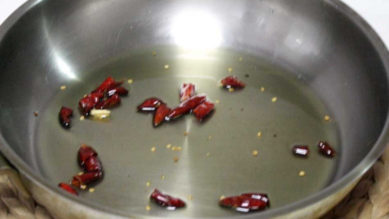 清爽版水煮牛肉,锅内油7成热后，放入辣椒节炒香，然后加入花椒、蒜片姜片、郫县豆瓣炒出红油； 加入开水、生抽，大火煮开