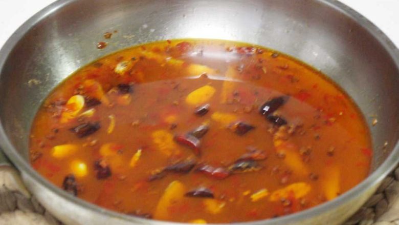 清爽版水煮牛肉,用筷子夹起牛肉片，轻轻放入汤里（不要搅拌），中火煮开