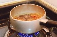 珍珠奶茶,茶包和水的比例是1:200,我放了2个茶包,400g水,小火煮到茶香散发出来。