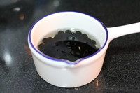 珍珠奶茶,开水100克加30克糖搅拌融化冷却后倒入珍珠浸泡一会,珍珠会变得甜甜的~
