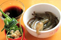 油焖虾,虾剪去须,挑去虾肠,<a style='color:red;display:inline-block;' href='/shicai/ 37'>姜</a>蒜拍碎,酱汁中所有的材料混合,备用