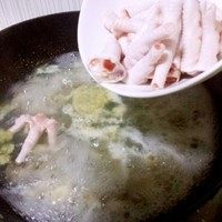 泡脚凤爪,锅里倒入适量水,水沸腾放入鸡脚杆儿(这个部分不容易熟所以要先下锅多煮会)煮7分钟左右,然后倒入<a style='color:red;display:inline-block;' href='/shicai/ 89'>鸡爪</a>煮2-3分钟。
