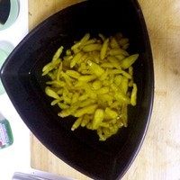 泡脚凤爪,洗好的鸡爪继续放凉水里泡一会,这会咱们准备腌鸡爪的材料:泡椒(超市可买到瓶装带泡椒水那种)400g,倒入750毫升纯净水或者凉白开搅拌均匀。