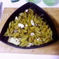 泡脚凤爪,凉透的凤爪铺碗底
随后倒入汤汁
汤汁一定要完全盖住凤爪才能保证均匀入味儿。
泡椒凤爪就做好了,裹上保鲜膜放冰箱冷藏一晚上就可以食用了,味道很好(⊙o⊙)哦!
快来快来试试吧……