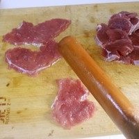 锅包肉,用木锤子或者擀面杖敲打使肉组织细嫩,厚薄均匀