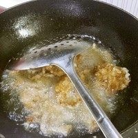 锅包肉,土豆淀粉和水的比例1:1(浓稠),混合调成裹肉片用水淀粉
炒锅烧热,倒入油,油热放入裹好芡汁的肉片分次放进油锅,炸至金黄捞出,炸肉片一直大火。
肉片炸好后,再倒入所有的肉片重新炸一下,注意观察时间不要过长!(重炸的目的是使肉片更脆,还有第二次炸可以逼出肉片里面的油)