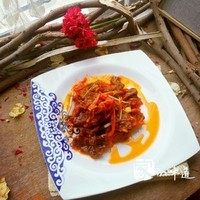 锅包肉,炒锅洗净,倒少许食用油,油稍热放入蒜沫爆香,依次放入<a style='color:red;display:inline-block;' href='/shicai/ 699'>番茄酱</a>炒香,放入胡萝卜丝儿炒止六分熟然后放入炸好的肉片继续翻炒。出锅前放点葱丝儿,用淀粉水勾薄欠。
出锅!
这一步炒制的时候不用放盐,因为腌肉的时候放了(⊙o⊙)哦!