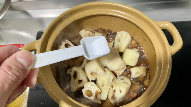 五花肉焖莲藕,尝下咸淡,根据自己口味补充少许食盐,翻拌均匀