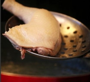 麻辣鸡块,炉火上备一锅水,待水开后把鸡腿放入水中,快速翻身,目的是收缩鸡皮,这样鸡肉会嫩,马上捞出,热水锅里可同时放2到3个鸡腿,每个鸡腿这样过热开水两次;