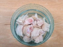 酸菜蹄花,<a style='color:red;display:inline-block;' href='/shicai/ 413'>猪蹄</a>在温水中刮洗干净，剖开斩成块，然后用清水反复泡至水变清。