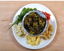 酸菜蹄花,<a style='color:red;display:inline-block;' href='/shicai/ 3361'>酸菜</a>冲水后同<a style='color:red;display:inline-block;' href='/shicai/ 821'>野山椒</a>切成段；<a style='color:red;display:inline-block;' href='/shicai/ 2794'>大蒜</a><a style='color:red;display:inline-block;' href='/shicai/ 2800'>生姜</a>切片；<a style='color:red;display:inline-block;' href='/shicai/ 3232'>香葱</a>1根打成结1根切成葱花；小米辣切成圈。