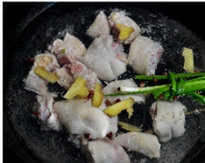 酸菜蹄花,锅里放大量冷水，下猪蹄，放葱结、<a style='color:red;display:inline-block;' href='/shicai/ 894'>黄酒</a>、<a style='color:red;display:inline-block;' href='/shicai/ 700'>花椒</a>和1/3的姜片煮开。