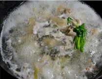 酸菜蹄花,撇掉浮沫，再煮1分钟后关火，捞出猪蹄，冲洗一下。