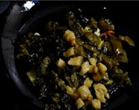 酸菜蹄花,锅烧热，倒2汤匙油，用小火加热，放姜蒜炒香后，再放酸菜和野山椒炒香。