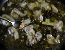 酸菜蹄花,注入700ml清水，放猪蹄和胡椒粉，中火煮开后，中小火熬5分钟，再尝试下放盐，调<a style='color:red;display:inline-block;' href='/shicai/ 715'>白醋</a>、<a style='color:red;display:inline-block;' href='/shicai/ 756'>鸡精</a>。