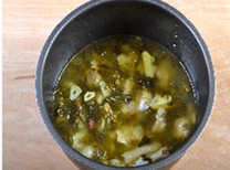 酸菜蹄花,将锅里所有食材移到电高压锅，按蹄筋键压熟（30分钟）。