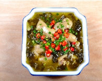 酸菜蹄花,煮好的猪蹄和汤汁入大碗，上面放小米辣和葱花；用净锅烧热3汤匙菜油，趁热淋在碗里，即成。