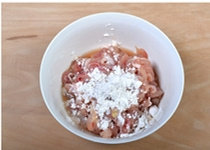 香香鸡,将鸡腿肉切成条,加<a style='color:red;display:inline-block;' href='/shicai/ 894'>黄酒</a>、胡椒粉、适量盐和1汤匙干淀粉抓匀,腌10分钟。