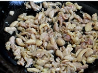 香香鸡,小火将锅烧热,倒油,油热后将鸡肉放入滑散发白。