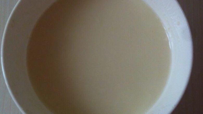 早餐火腿土豆饼,<a style='color:red;display:inline-block;' href='/shicai/ 519'>面粉</a>加入适量水和成面糊,用网状漏勺上下搅动至无颗粒细腻光滑