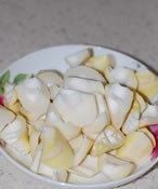 油焖春笋,将笋剥去外壳洗净，将笋用刀背拍碎，再改刀成长约1.5寸的长段。