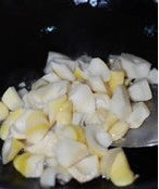 油焖春笋,开大火将锅烧热，倒入油，油冒青烟时倒入笋翻炒半分钟，然后加入