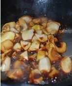 油焖春笋,<a style='color:red;display:inline-block;' href='/shicai/ 788'>生抽</a>、<a style='color:red;display:inline-block;' href='/shicai/ 762'>老抽</a>、白糖翻炒个半分钟，冲入滚烫的开水250ML，转小火焖煮。