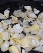 油焖春笋,将笋段焯水备用（去除草酸）。