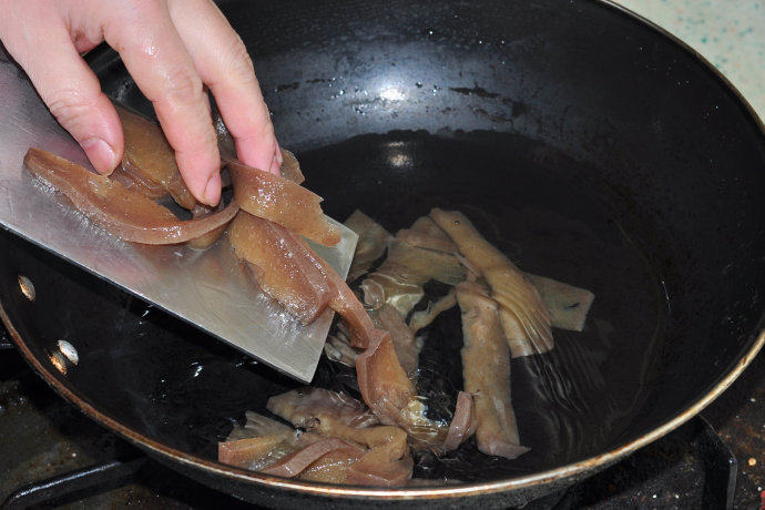 酥香酸辣豆腐,切好的黑豆腐片冷水下锅汆水